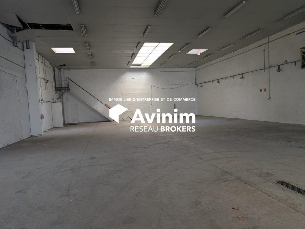 Industrial in Vitrolles for lease Building Photo- Image 1 of 5