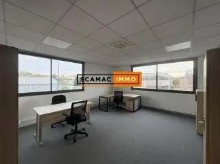 Office in Gennevilliers for lease - Interior Photo - Image 2 of 7