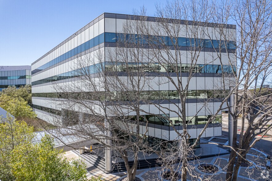 14850 Quorum Dr, Dallas, TX à louer - Photo du bâtiment - Image 3 de 24