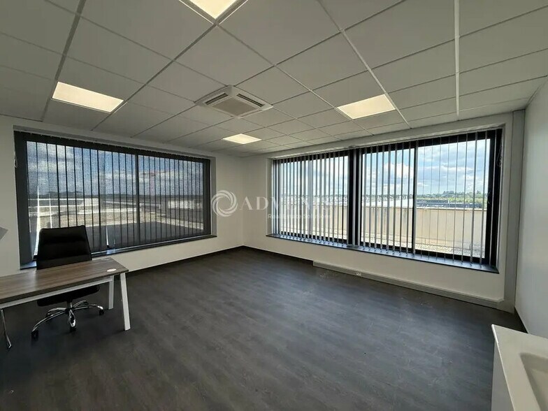 Office in Jossigny for lease - Interior Photo - Image 3 of 6