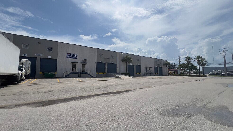 10120-10280 NW South River Dr, Miami, FL à louer - Photo du bâtiment - Image 3 de 3