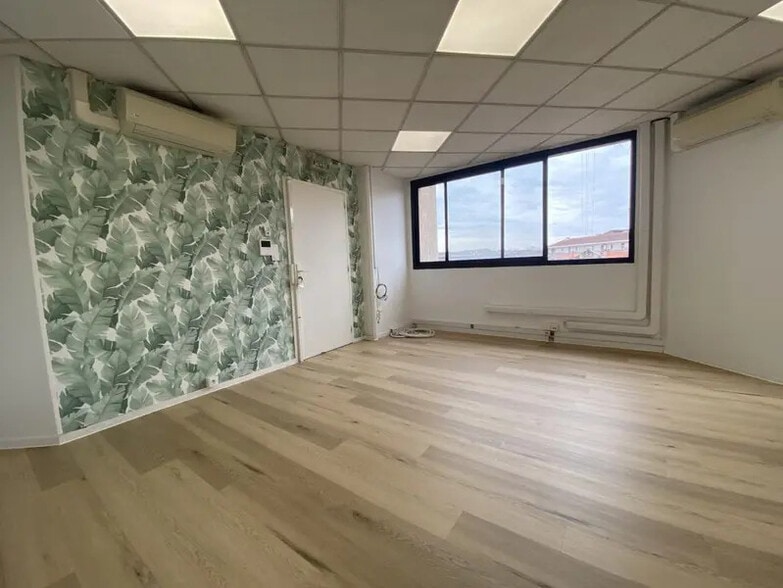 18 Place Roguet, Toulouse for lease - Interior Photo - Image 2 of 17