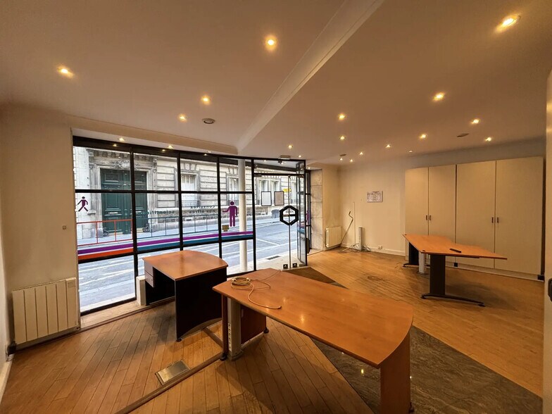 10 Rue De L'Hotel De Ville, Neuilly-sur-Seine for lease - Interior Photo - Image 3 of 18