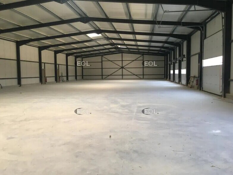 Flex in Boulbon for lease - Building Photo - Image 2 of 5