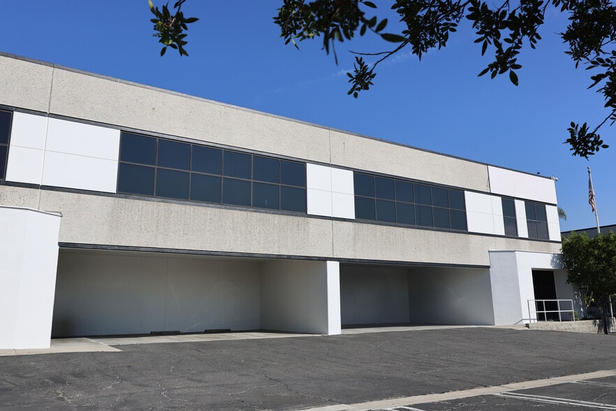 7915-7919 Ajay Dr, Sun Valley, CA for lease - Building Photo - Image 3 of 15