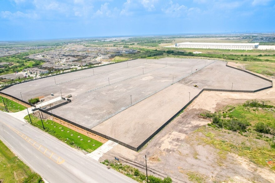 1191 N Foster Rd, San Antonio, TX for lease - Primary Photo - Image 1 of 6