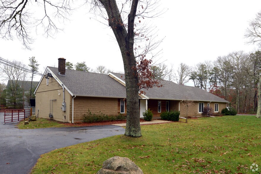 10 Edgerton Dr, North Falmouth, MA à vendre - Photo du bâtiment - Image 3 de 6
