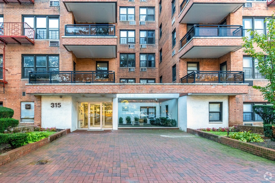 313-319 Ocean Pky, Brooklyn, NY à louer - Photo du bâtiment - Image 3 de 7