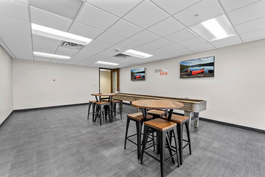 7301 Ohms Ln, Edina, MN à louer - Photo du bâtiment - Image 3 de 17