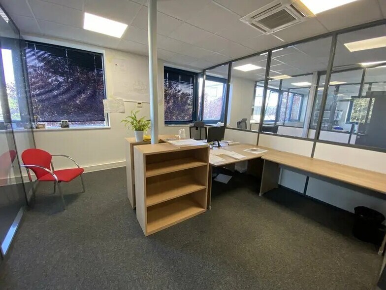 Office in Écully for lease - Interior Photo - Image 2 of 8