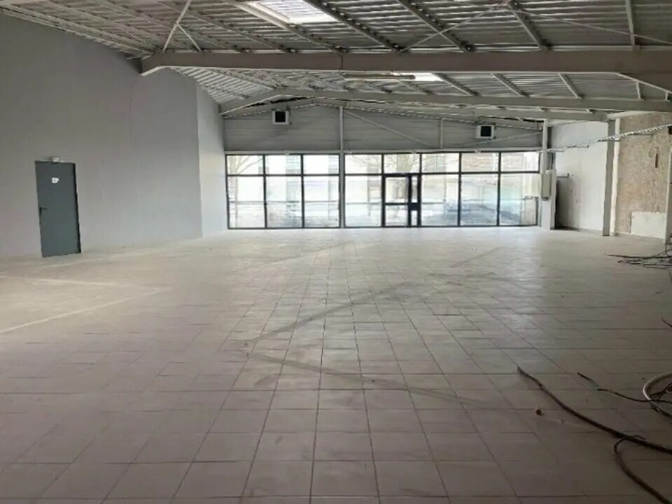 Retail in Reims for lease Building Photo- Image 1 of 9