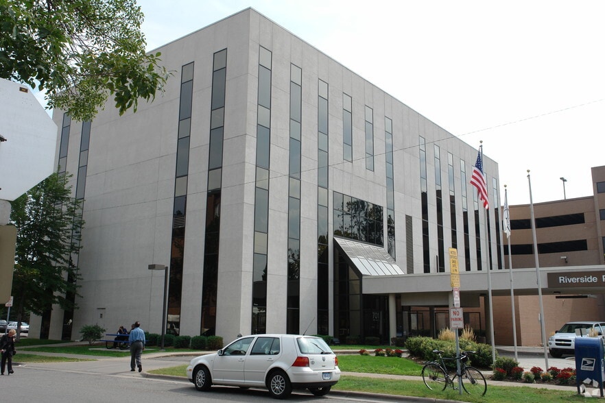 701 S 25th Ave, Minneapolis, MN à louer - Photo du bâtiment - Image 3 de 6