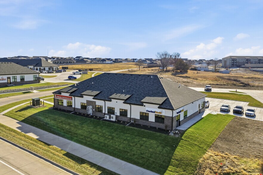 7450 Suncrest Dr, Lincoln, NE à louer - Photo du bâtiment - Image 2 de 5
