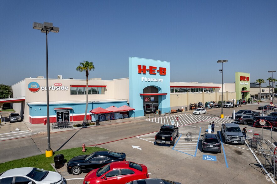 1818 FM 646, League City, TX à louer - Photo du bâtiment - Image 2 de 14