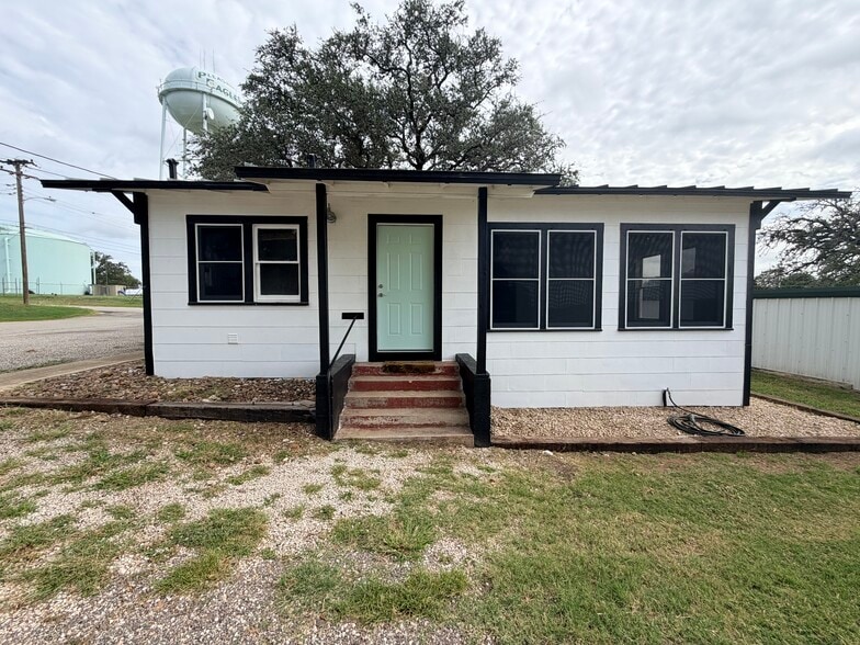 415 W Goodwin St, Pleasanton, TX for lease - Building Photo - Image 3 of 16