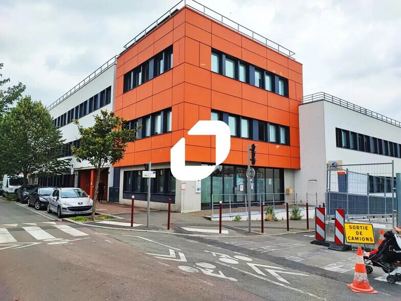 Office in Bondy for lease - Building Photo - Image 1 of 6