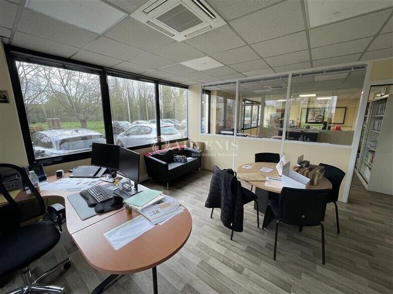 Industrial in Carbon-Blanc for lease - Interior Photo - Image 2 of 12