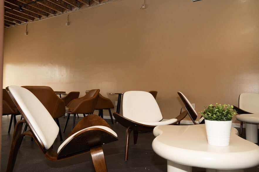 5911-5913 Hollywood Blvd, Los Angeles, CA for lease - Building Photo - Image 2 of 11