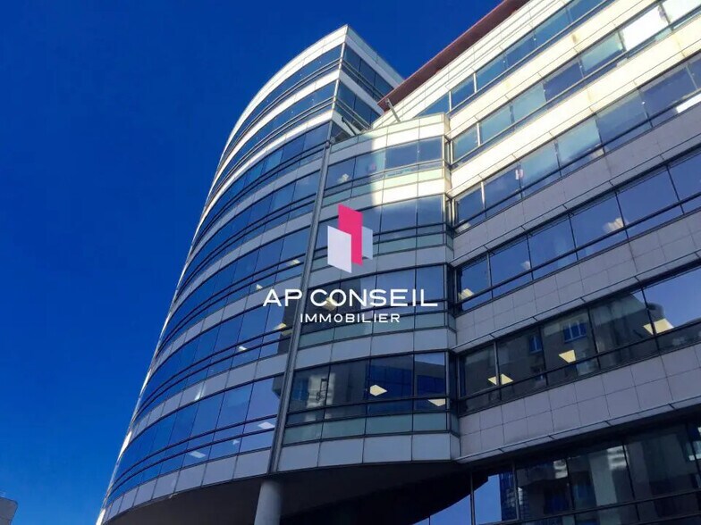 Bureau dans Montigny-le-Bretonneux à louer - Photo du bâtiment - Image 2 de 10