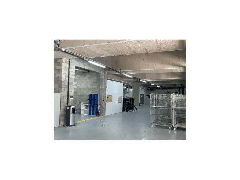 Flex in Paris for lease - Interior Photo - Image 2 of 4