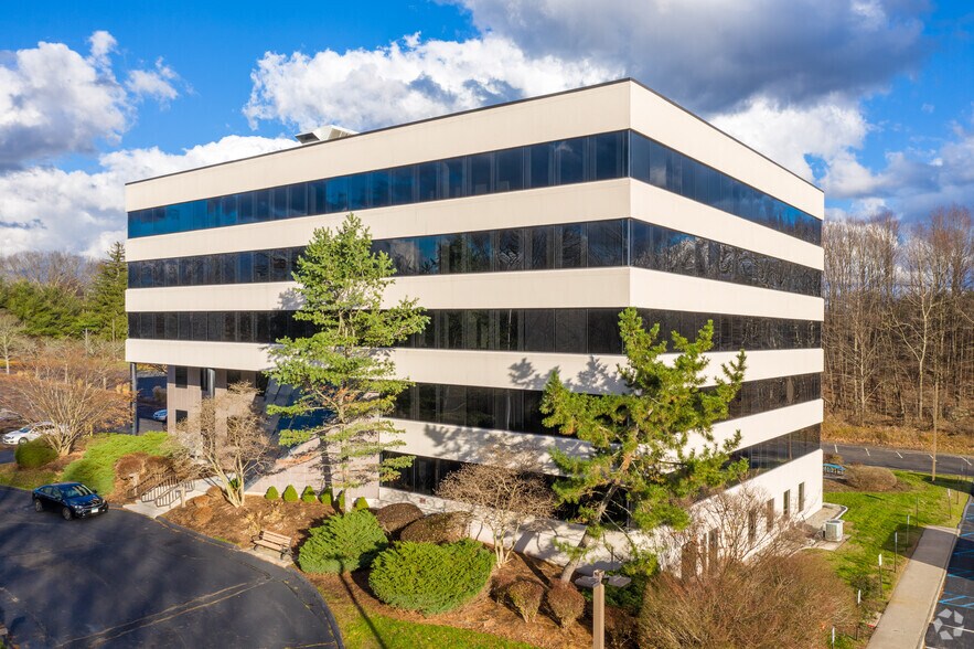 609 W Johnson Ave, Cheshire, CT à louer - Photo du bâtiment - Image 2 de 6