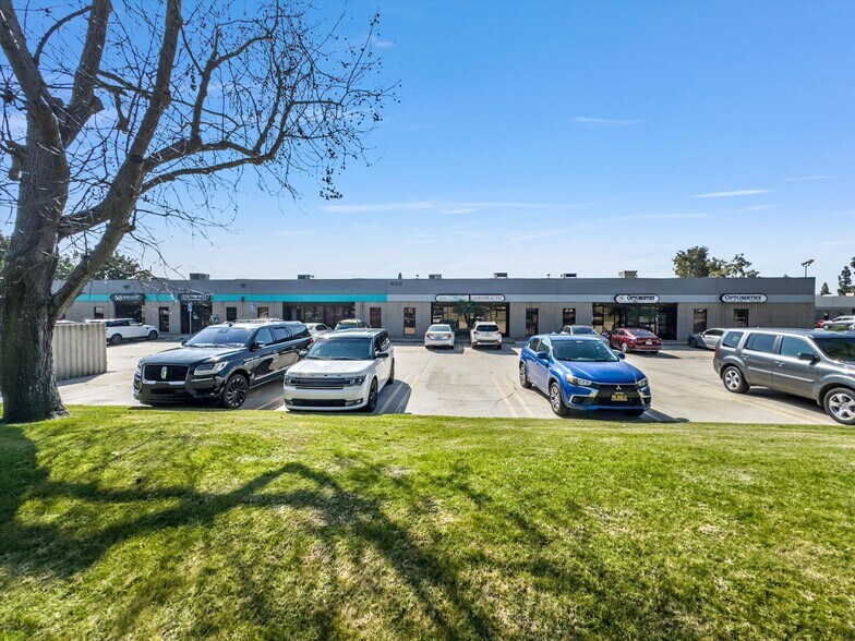 400 W Lambert Rd, Brea, CA à vendre - Photo du bâtiment - Image 3 de 4
