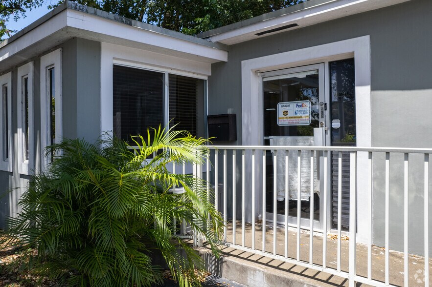 17021 NE 6th Ave, North Miami Beach, FL à vendre - Photo du bâtiment - Image 3 de 5