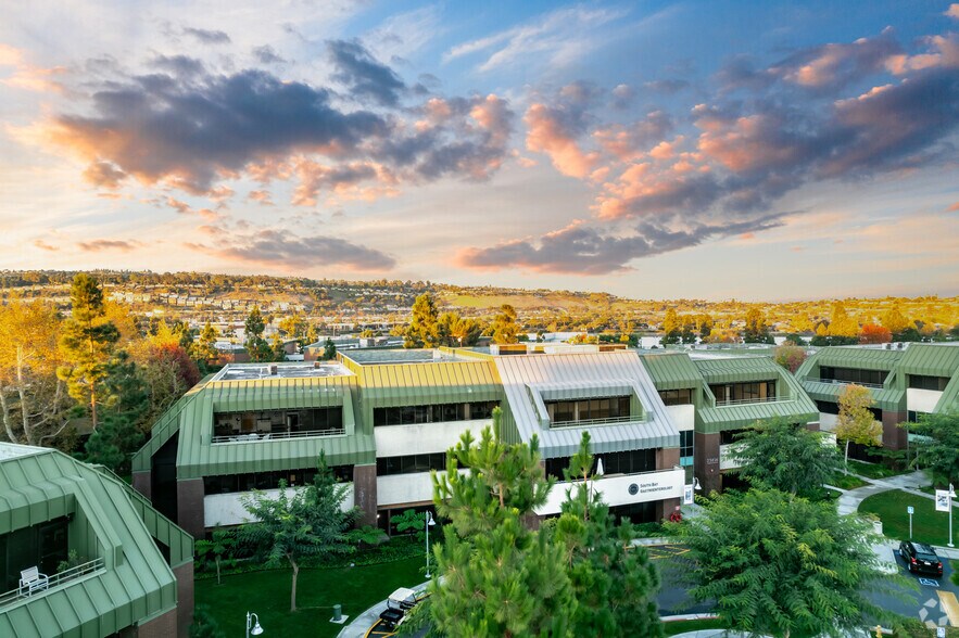 23430 Hawthorne Blvd, Torrance, CA à louer - Photo du bâtiment - Image 2 de 4