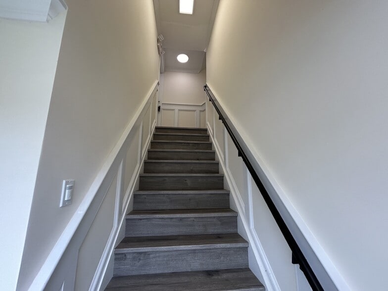 2-8 Mill Plain Rd, Danbury, CT for lease - Interior Photo - Image 2 of 14