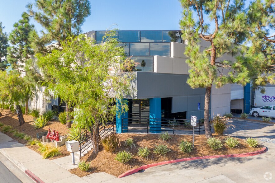 2375 Michael Faraday Dr, San Diego, CA à louer - Photo du bâtiment - Image 3 de 11