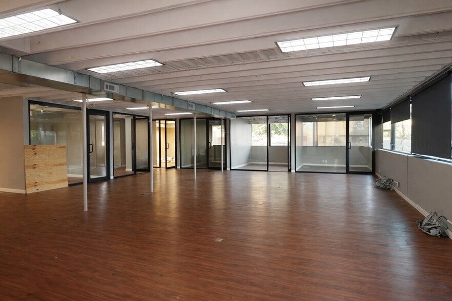 321-325 S Robertson Blvd, Beverly Hills, CA à louer - Photo intérieure - Image 3 de 7