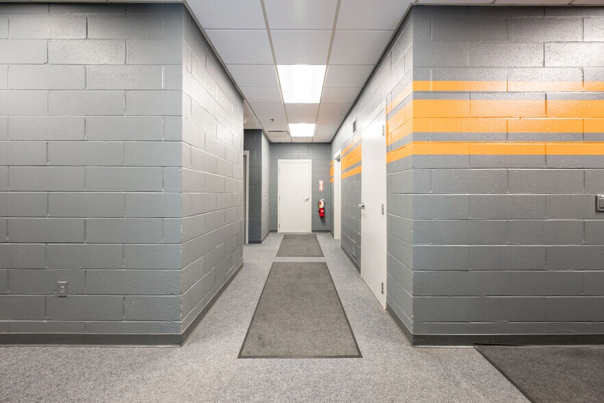 10 Mile Hill Rd, Newtown, CT à louer - Photo du bâtiment - Image 3 de 64