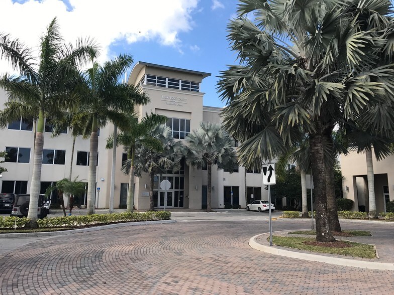 8765 SW 165th Ave, Miami, FL à louer - Photo du bâtiment - Image 2 de 10