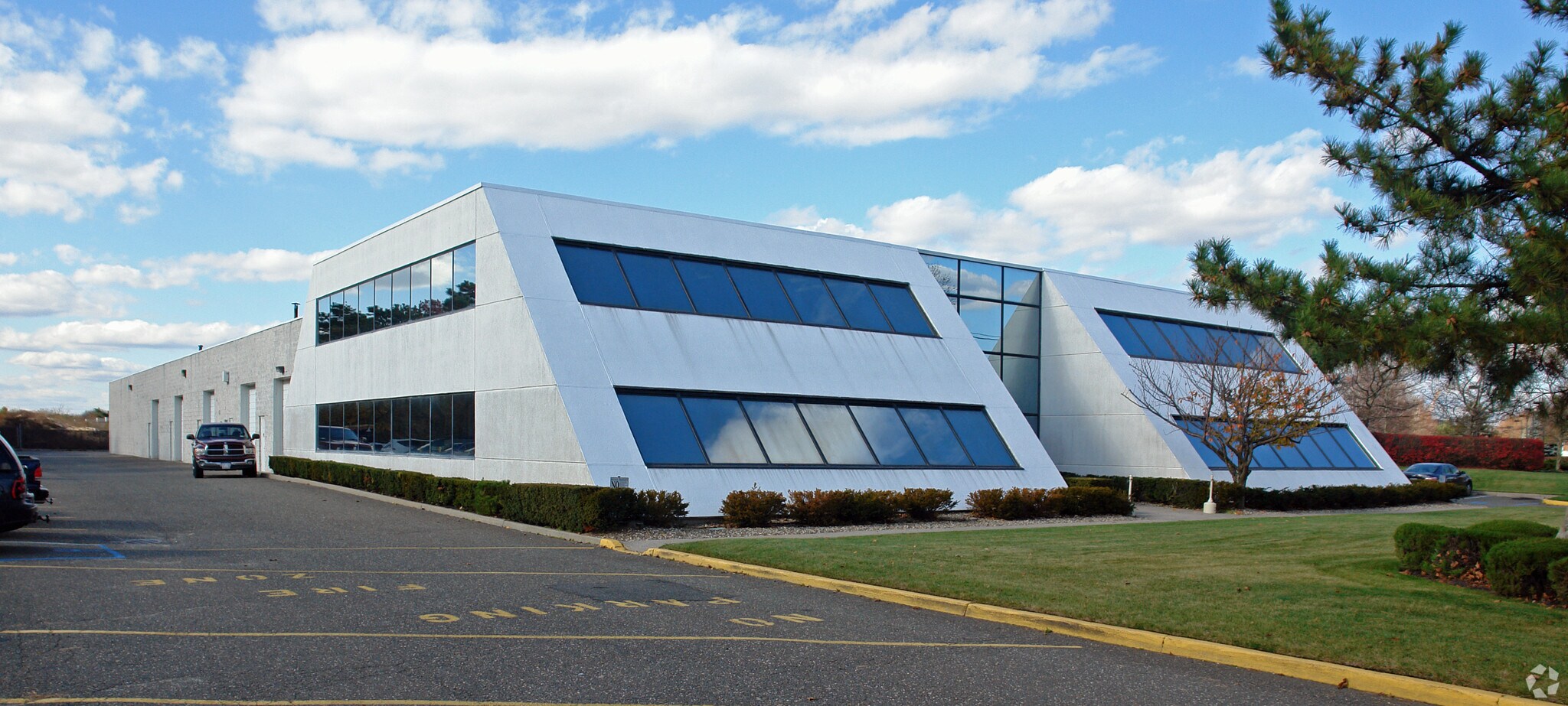 620 Johnson Ave, Bohemia, NY à louer Photo du bâtiment- Image 1 de 3