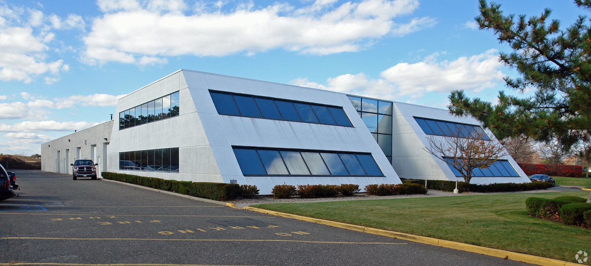 620 Johnson Ave, Bohemia, NY for lease Primary Photo- Image 1 of 3