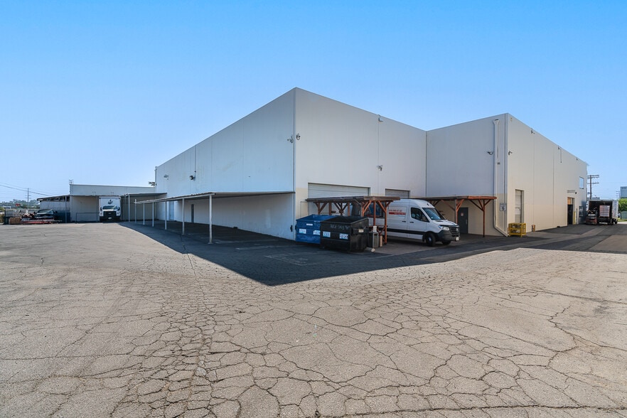 9142 Independence Ave, Chatsworth, CA à vendre - Photo du bâtiment - Image 3 de 26