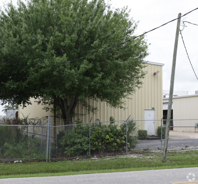 215 E Mckenzie St, Punta Gorda, FL à vendre - Photo du bâtiment - Image 2 de 2