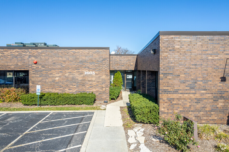 2605 W 22nd St, Oak Brook, IL for lease - Building Photo - Image 2 of 8