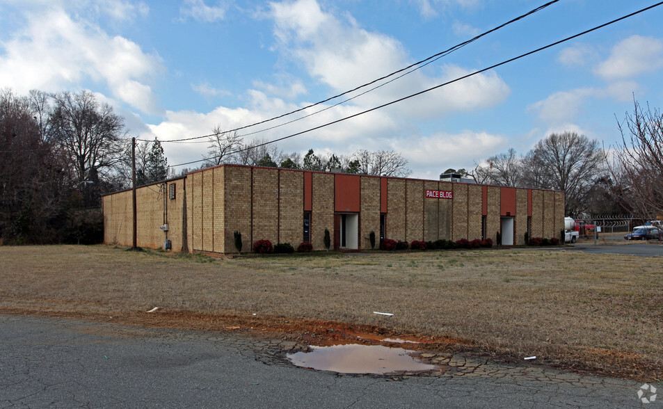 413-415 Enterprise Dr, Charlotte, NC à vendre - Photo principale - Image 1 de 1