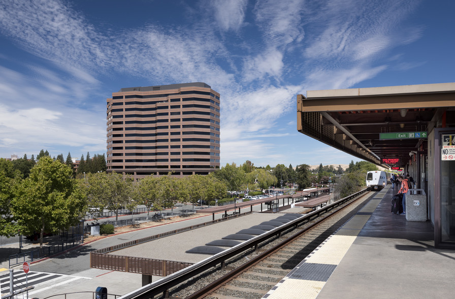 2300 Clayton Rd, Concord, CA à louer - Photo du bâtiment - Image 3 de 11