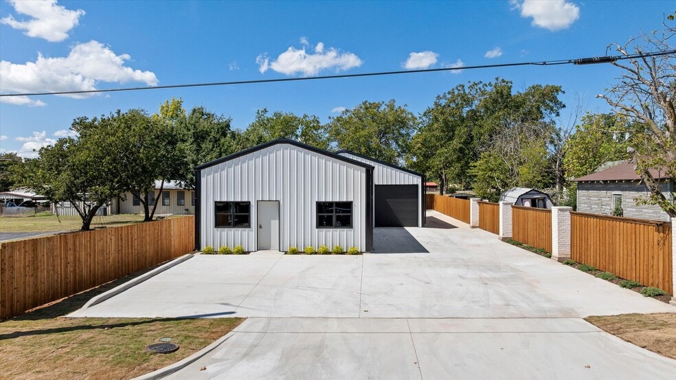 619 N Crockett St, Granbury, TX for sale - Building Photo - Image 2 of 29