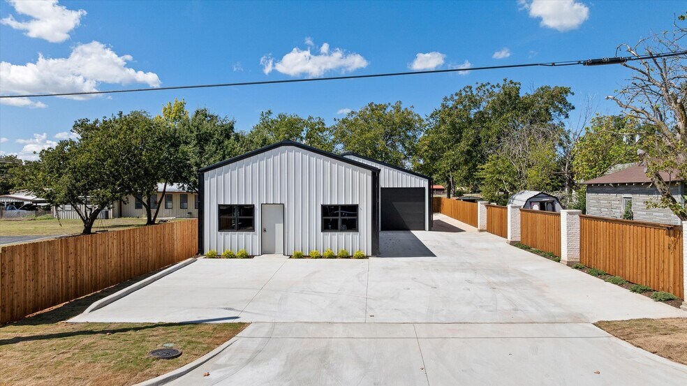 619 N Crockett St, Granbury, TX à vendre - Photo du bâtiment - Image 2 de 29