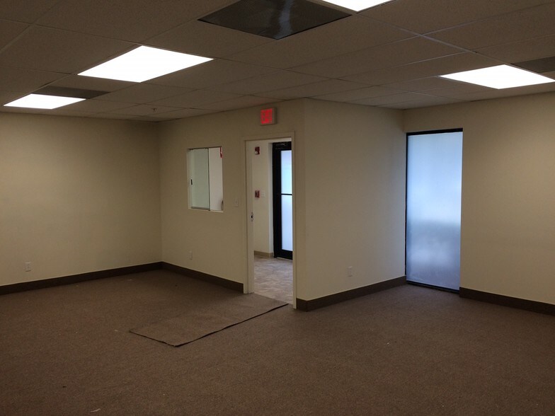 680-694 NW Enterprise Dr, Port Saint Lucie, FL à louer - Photo intérieure - Image 3 de 6