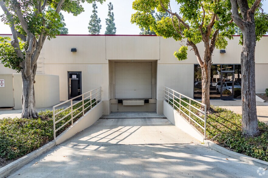 3530 Hyland Ave, Costa Mesa, CA à louer - Photo du bâtiment - Image 3 de 19