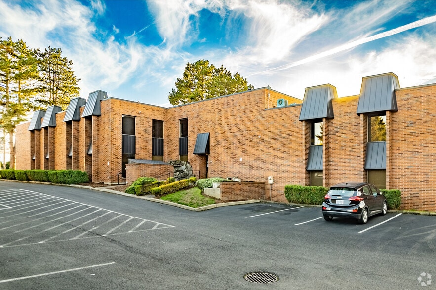 8401 NE Halsey St, Portland, OR for lease - Building Photo - Image 3 of 5