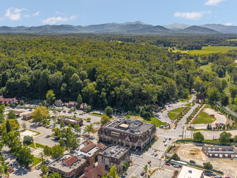 30 All Souls Cres, Asheville, NC à louer - Photo du bâtiment - Image 2 de 18