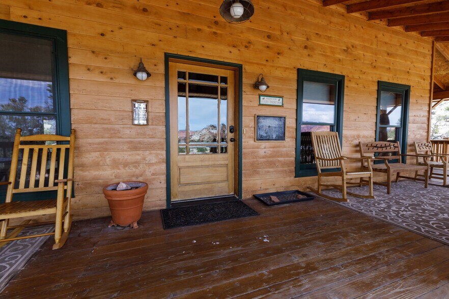 199 W 125 S, Teasdale, UT à vendre - Photo du bâtiment - Image 2 de 5
