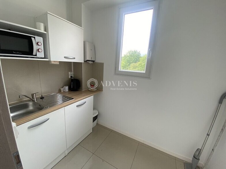 Office in Les Essarts-le-Roi for lease - Interior Photo - Image 3 of 5