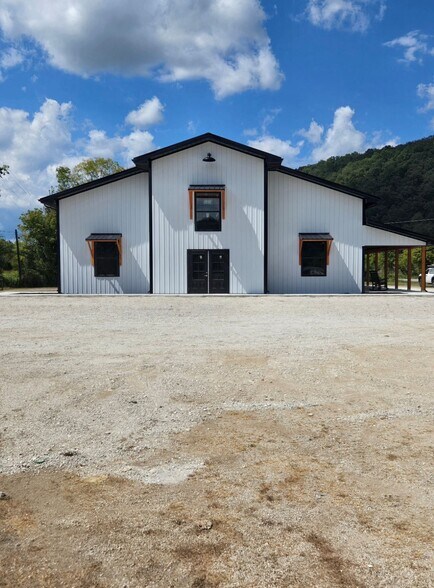 9585 Campton Rd, Stanton, KY à vendre - Photo du bâtiment - Image 1 de 11