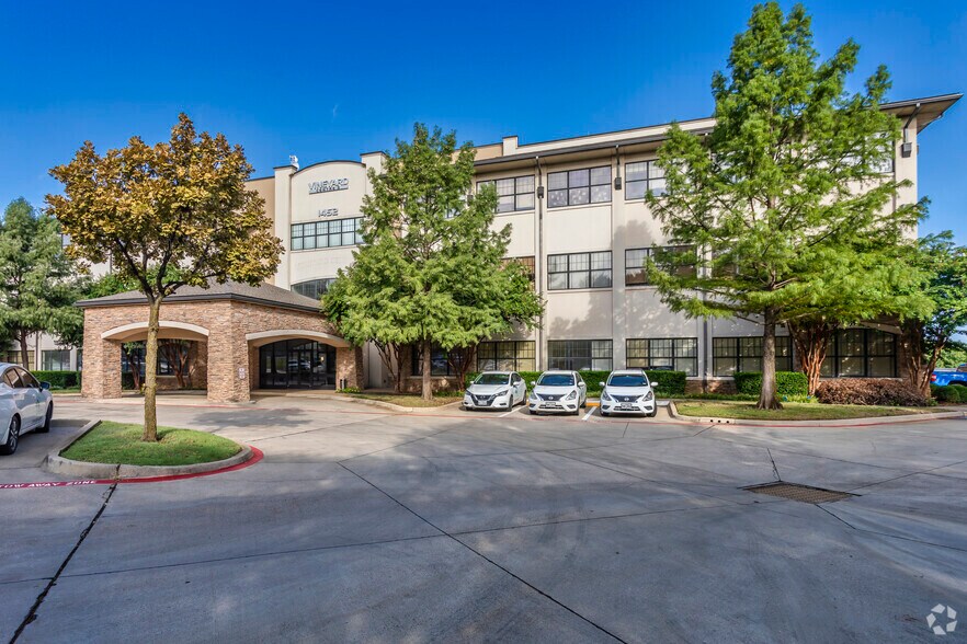 1452 Hughes Rd, Grapevine, TX à louer - Photo du bâtiment - Image 2 de 8